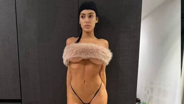  Bianca Censori in pose hot: bufera su Kanye West 