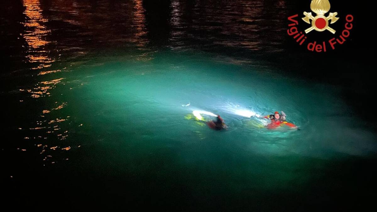 Auto a tutta velocità contro il parapetto precipita nel lago di Como, due vittime