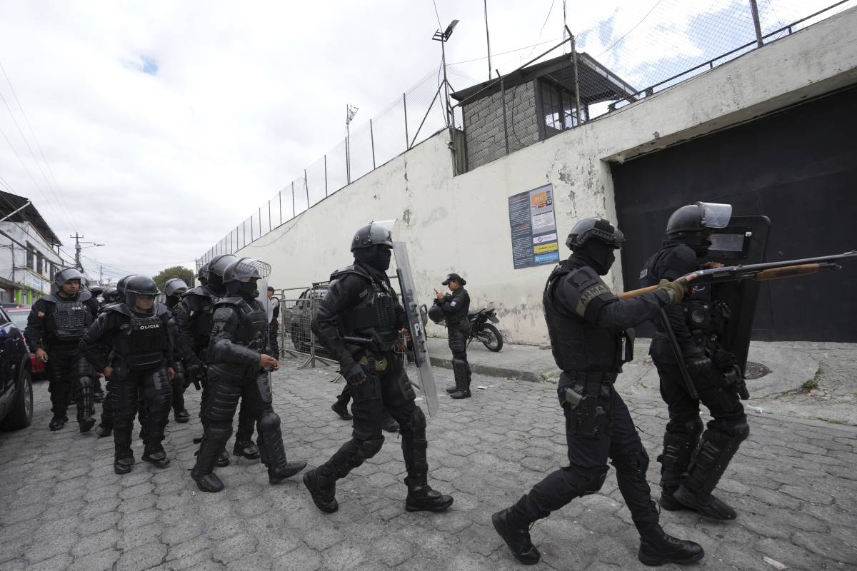 Blitz armati, sequestri e palazzo presidenziale evacuato: è caos in Ecuador
