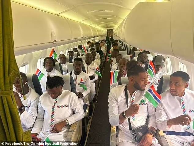 Atterraggio d'emergenza, giocatori svengono, terrore Gambia in volo: "Potevamo morire"