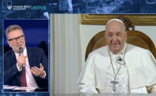 Bergoglio in tv da Fazio: "Come sto? Ancora vivo. Per ora non mi dimetto"
