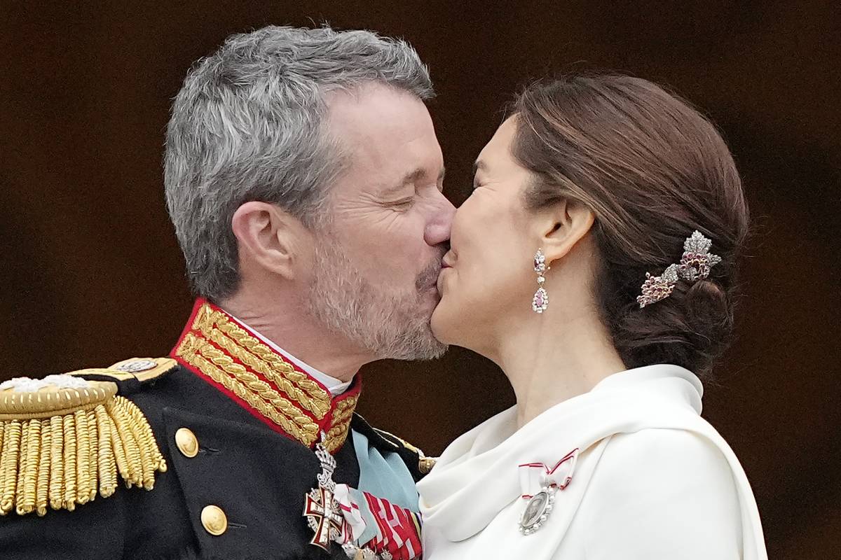 Il bacio e l’abito bianco: i dettagli della nomina di Frederik e Mary di Danimarca
