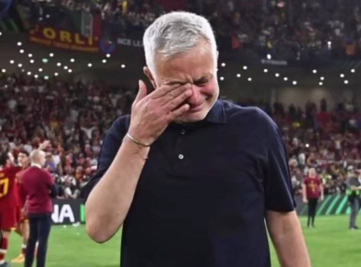"Lacrime, tristezza, amoR, eternità". Mourinho saluta i tifosi della Roma