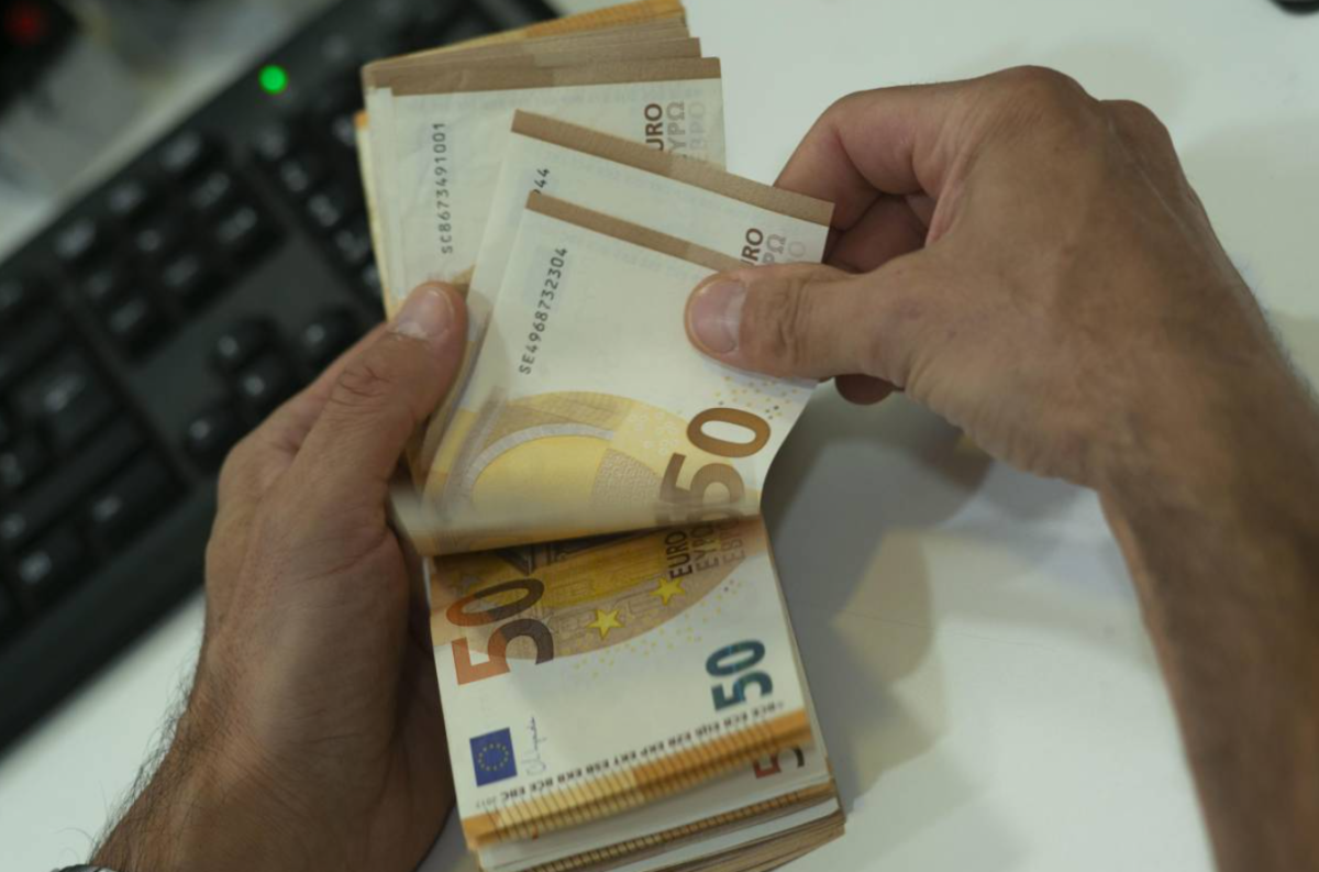"Tetto al contante a 10mila euro": così l'Ue schiaffeggia la sinistra