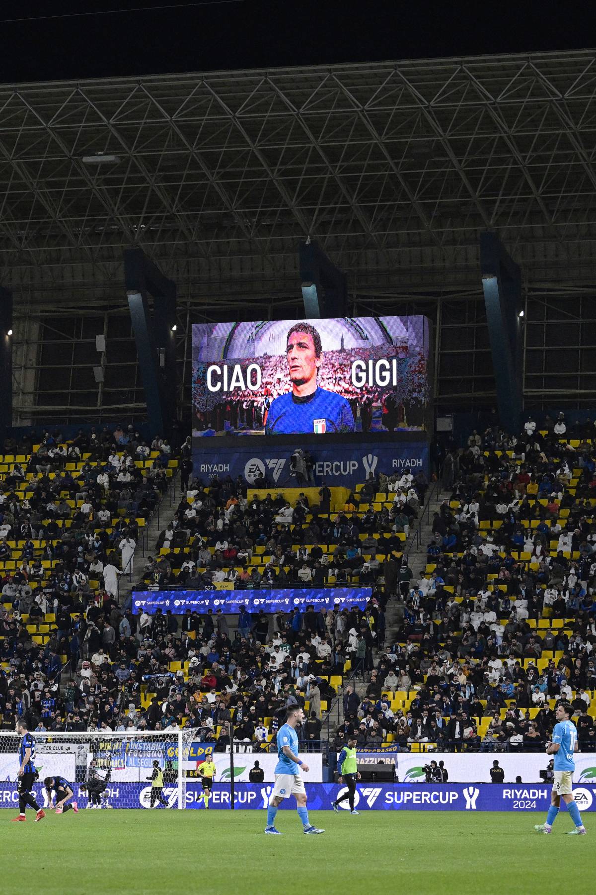 Il minuto di silenzio e il giallo fischi per Gigi Riva: cosa è successo durante Napoli-Inter