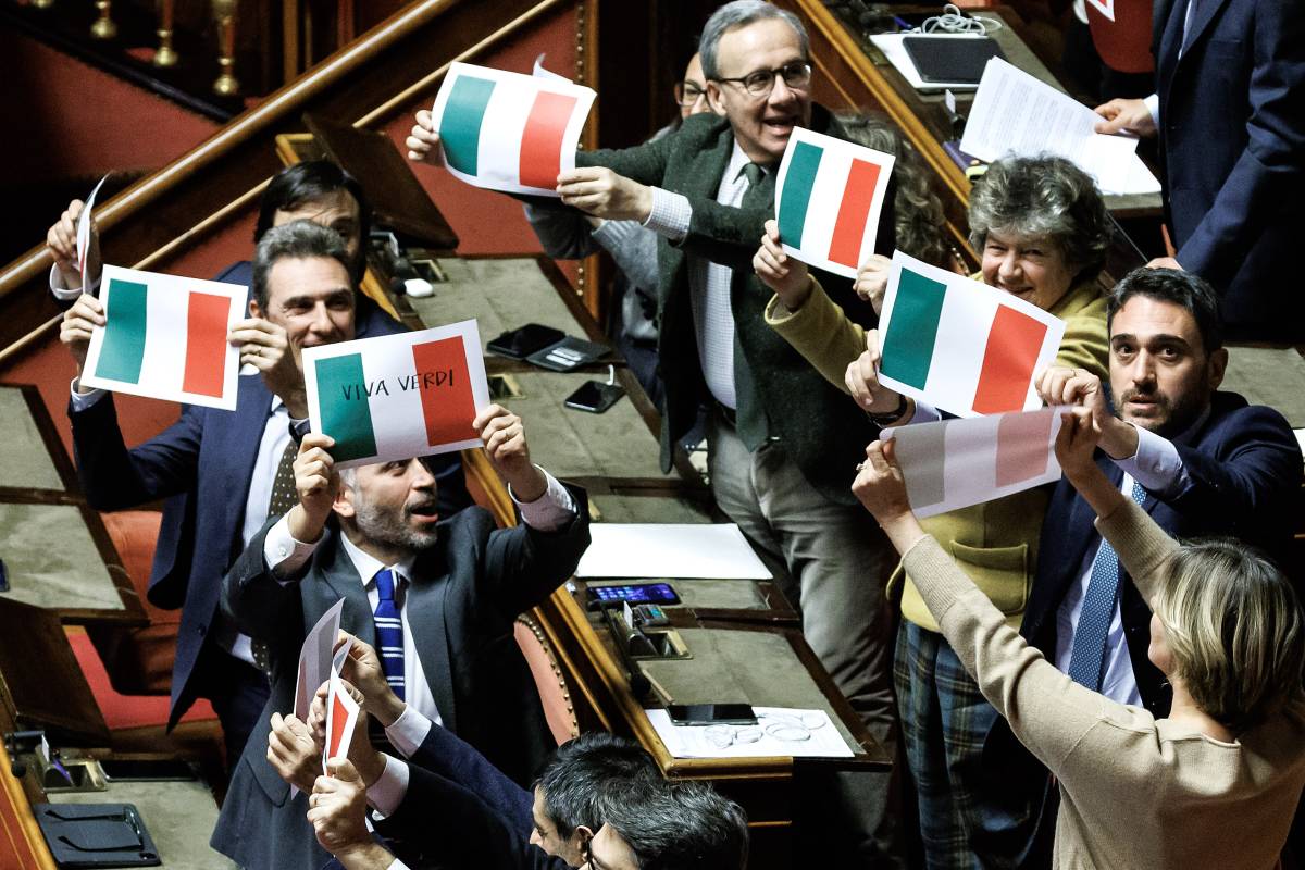 Il Tricolore, Mameli, i banchi occupati. Scoppia la bagarre anche al Senato