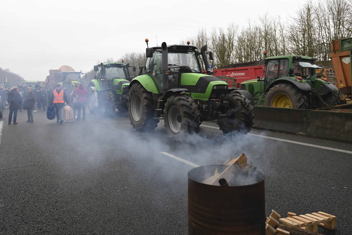 Barricate degli agricoltori a Strasburgo: bloccato l'ingresso al parlamento Ue