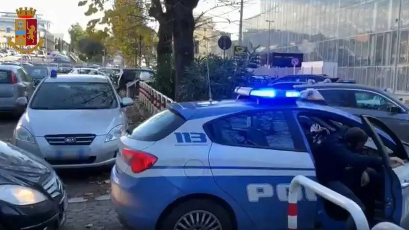 Rapina da film in banca: momenti di terrore nel quartiere Torraccia