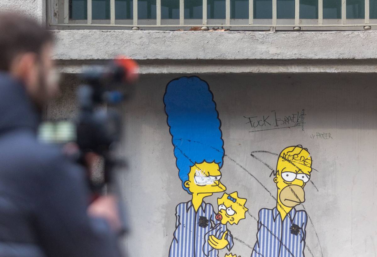 La scritta choc con cui è stato vandalizzato il murale dei Simpson al Memoriale della Shoah di Milano