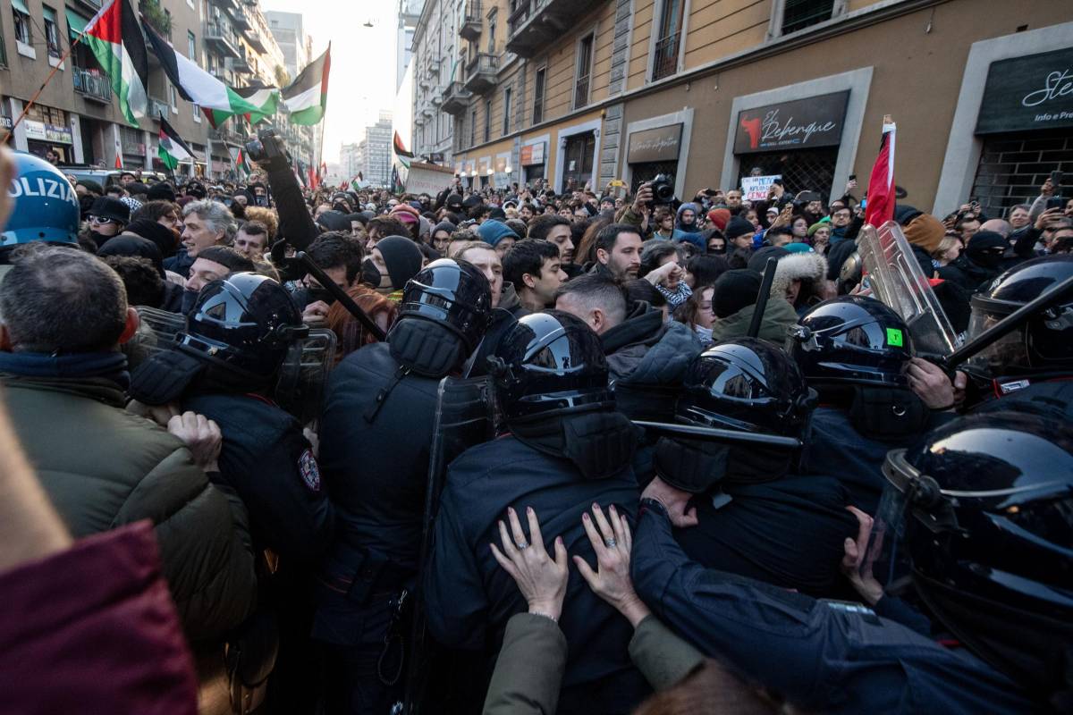 Al corteo "vietato" di Milano la sinistra contro la polizia