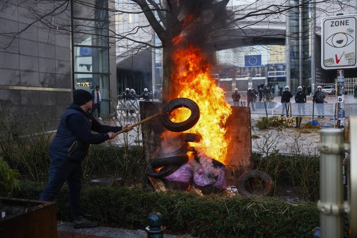 La statua abbattuta, lo scontro con la polizia: l'assedio dei trattori a Bruxelles