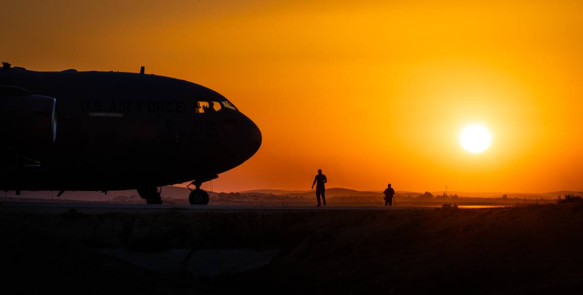 Aviatori dell'aeronautica statunitense assegnati alla base aerea di Ramstein, in Germania, sorvegliano un C-17 Globemaster III presso la base aerea di Nevatim, Israele, il 15 ottobre 2023. La missione ha fornito alle forze di difesa israeliane risorse agg