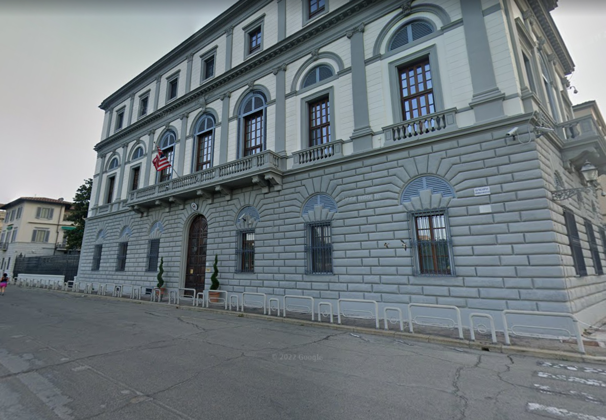 Ritrovate due bottiglie incendiarie contro il consolato Usa a Firenze