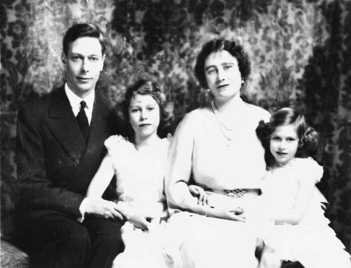 La famiglia di Elisabetta II: il padre Giorgio VI, Elisabetta, la madre Elizabeth Bowes-Lyon e la sorella Margaret