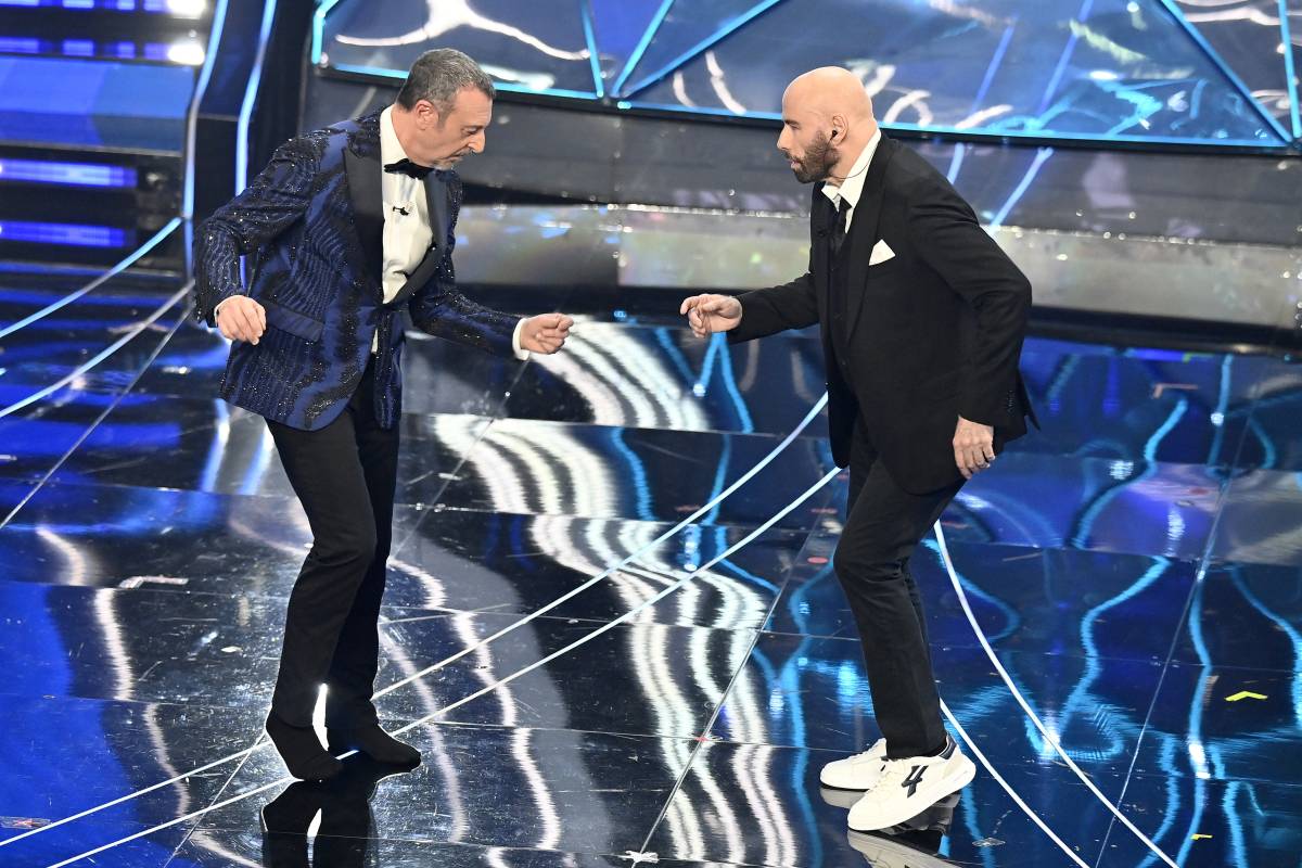 Grease, Pulp Fiction e ballo del qua qua: John Travolta duetta a Sanremo con Amadeus e Fiorello