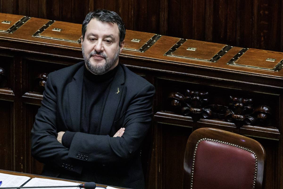 Salvini: "Lega alla fiaccolata per Navalny". L'attacco di Magi: "Ipocrita"