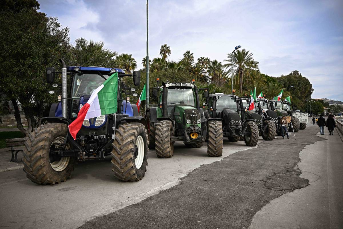 "Siamo determinati a restare qui". I trattori arrivano a Sanremo