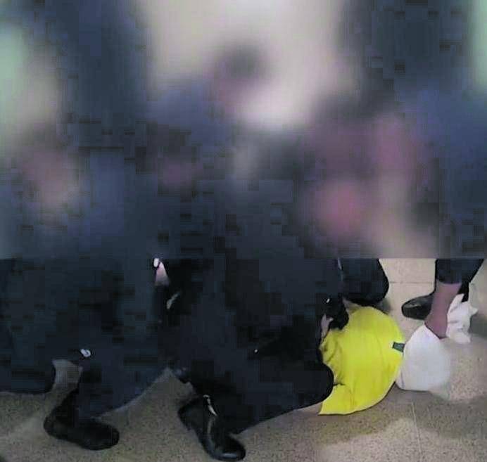 Detenuto picchiato dagli agenti. Il video choc delle torture in carcere