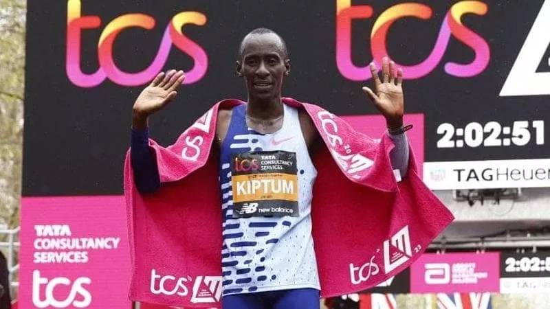 È morto Kelvin Kiptum, re della maratona: il 24enne ucciso in un incidente