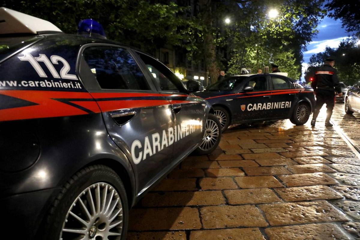 Accoltella la moglie in strada, poi chiama i carabinieri: 56enne in manette a Lucca