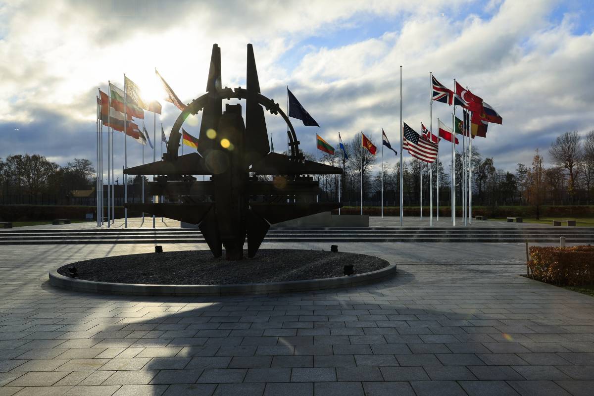 Via l'articolo 5 e sanzioni agli Stati membri: come sarà la nuova Nato di Trump