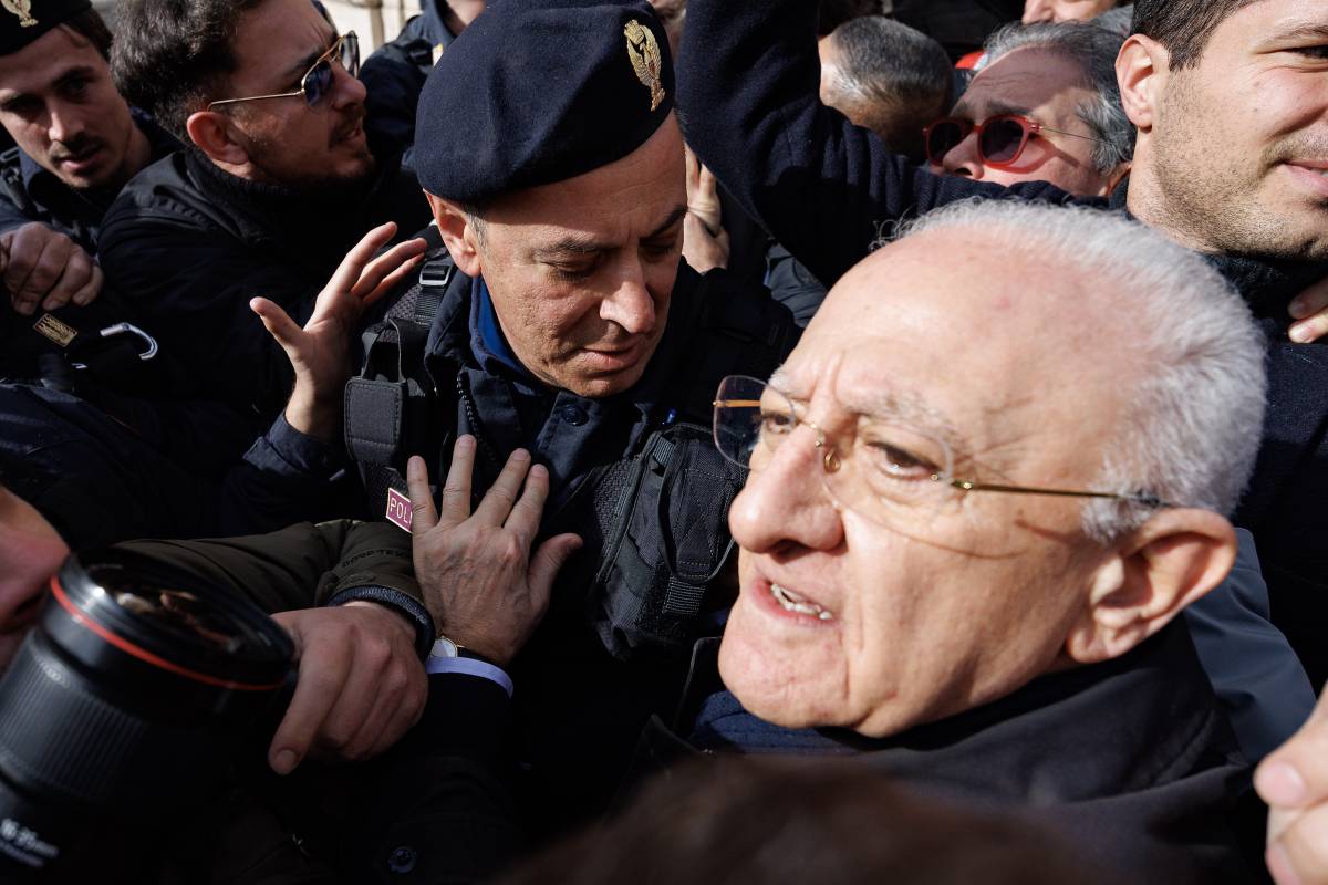 "Offesa grave a chi porta una divisa". I poliziotti alzano la voce contro De Luca