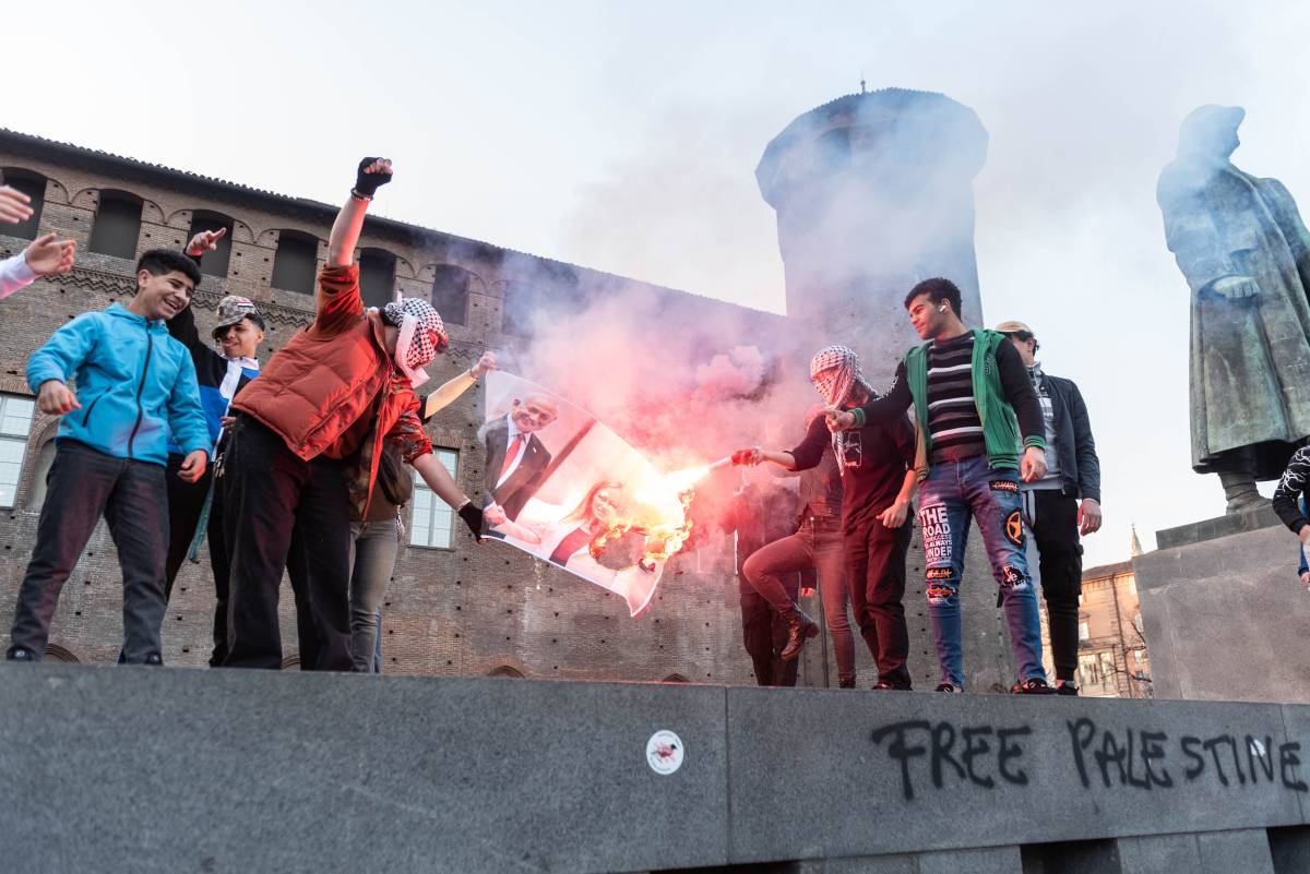 Sinagoga e Rai blindate a Torino: i manifestanti pro-Palestina bruciano la foto di Meloni e Netanyahu