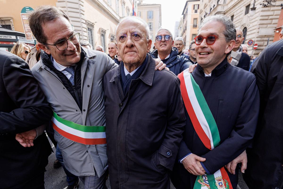 "Regione inadempiente": Fitto sbugiarda De Luca. La lettera che lo smaschera