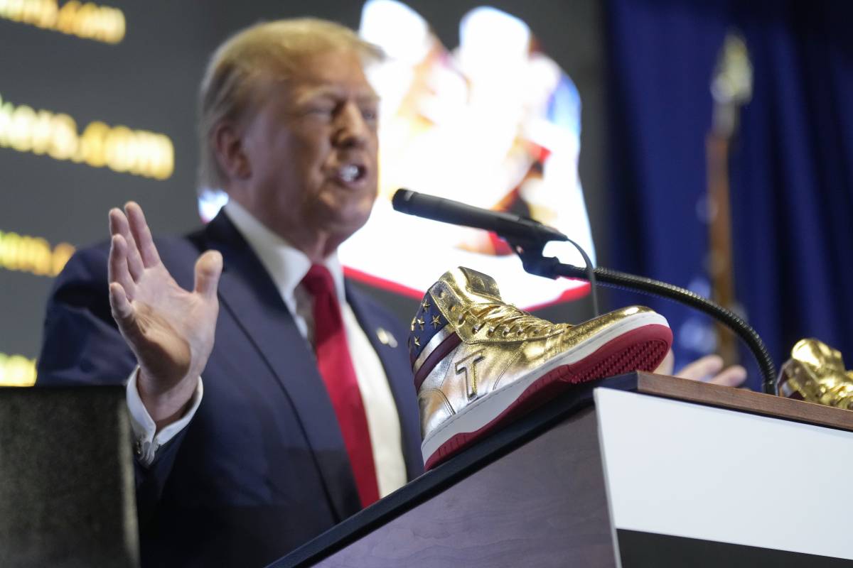 Trump lancia le sue sneaker (dopo i 350 milioni di multa)