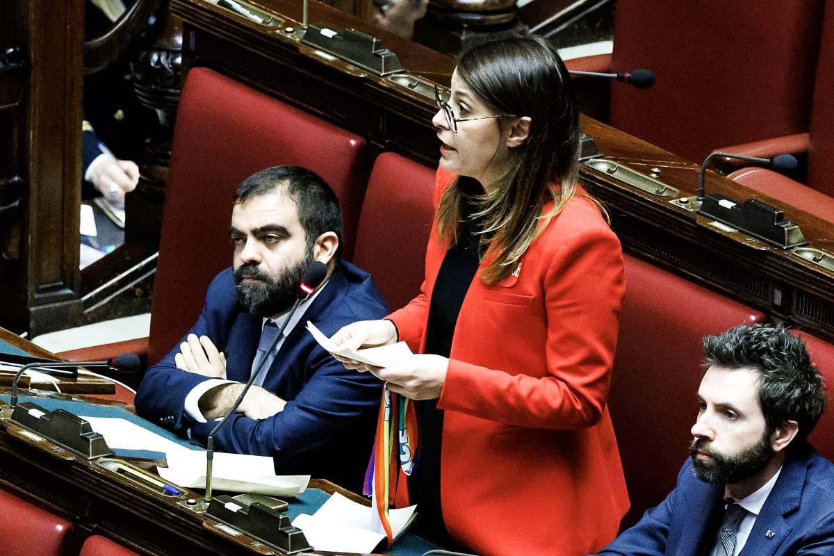 "Alle 6 del mattino...". L'on. si lamenta per la "levataccia". La replica: "Siamo pagati..."