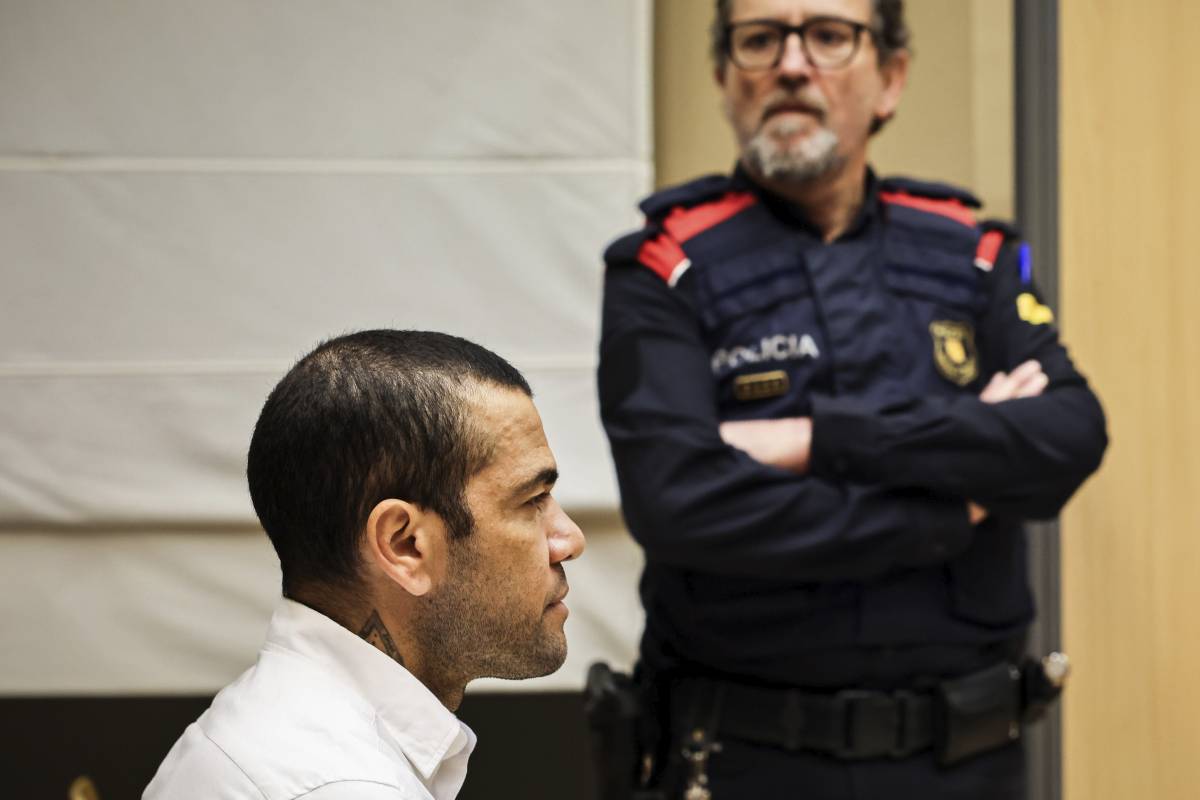 Stupro, 4 anni e mezzo a Dani Alves. Il calciatore condannato in Spagna
