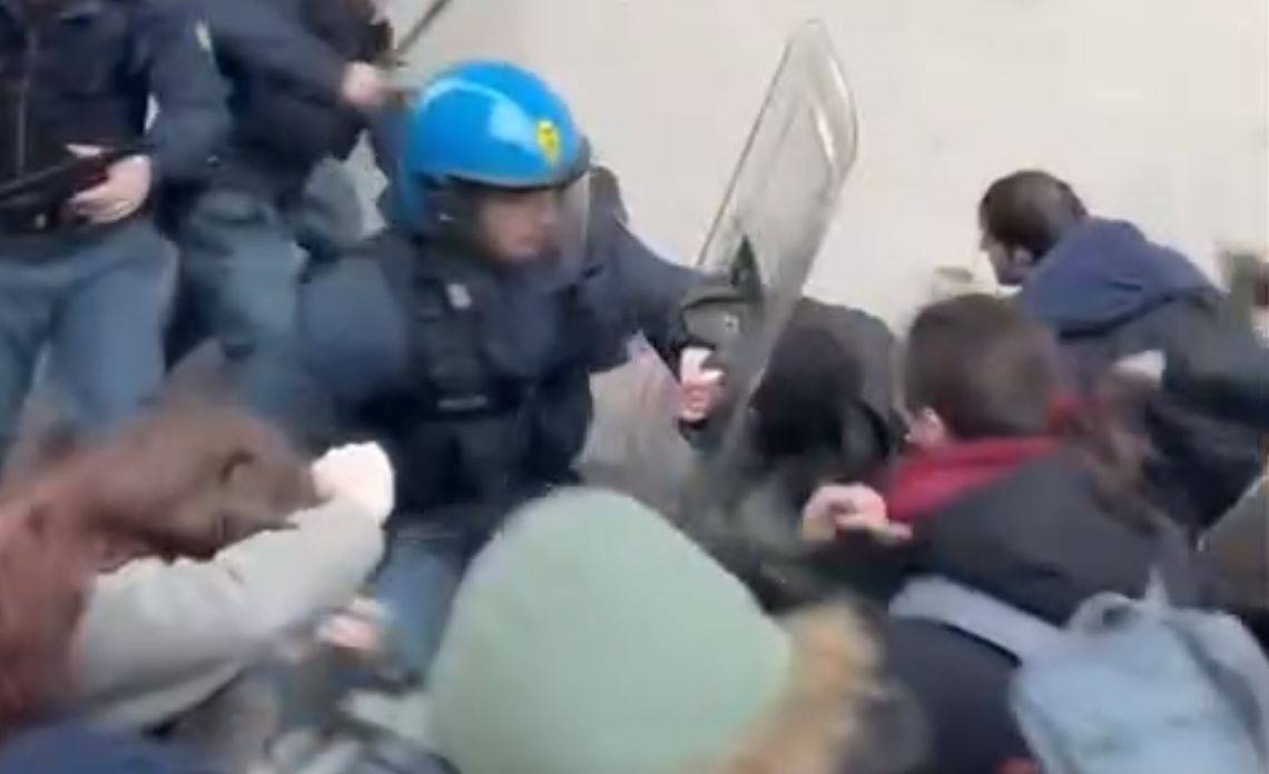 Pisa, scontri tra studenti pro Palestina e Polizia per un corteo non autorizzato