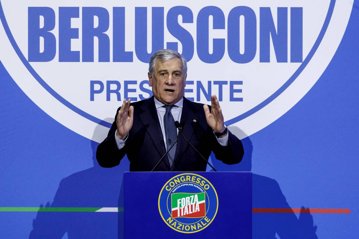Forza Italia, Tajani apre il congresso: "Senza Berlusconi mi sento in Champions senza Maradona"
