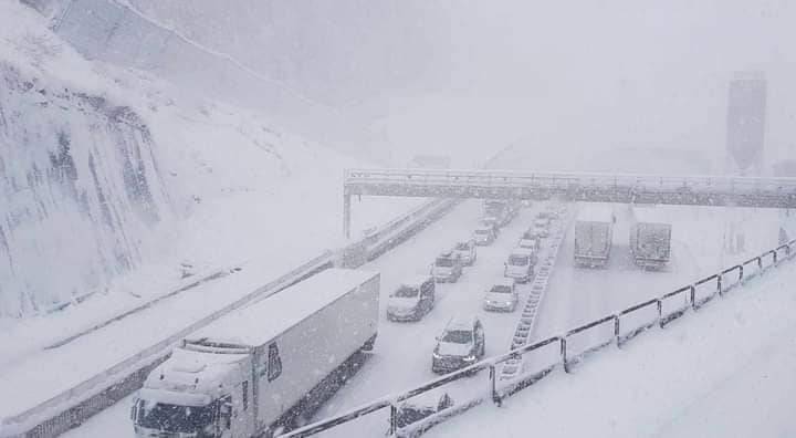 Maltempo, valico del Brennero chiuso per neve: traffico in tilt e lunghe code