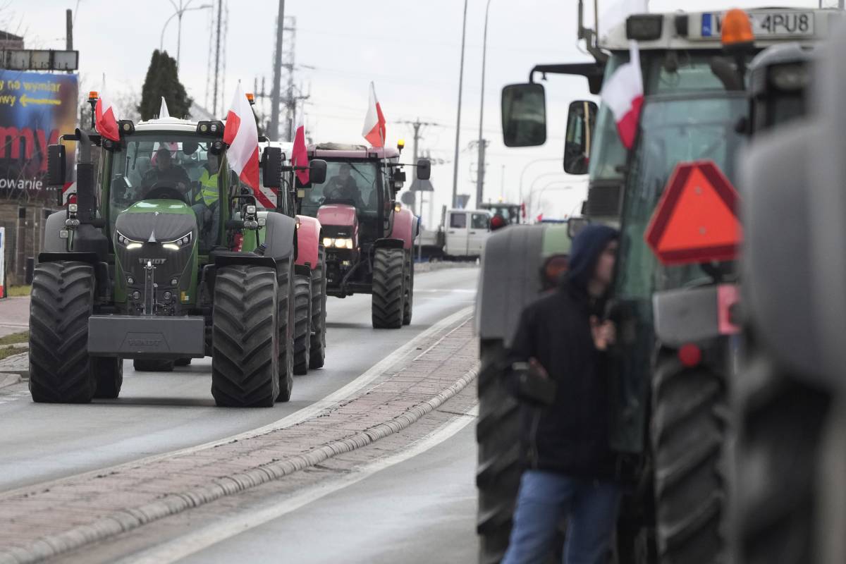 Blitz dei contadini, bloccato un valico con la Germania: cosa succede in Polonia