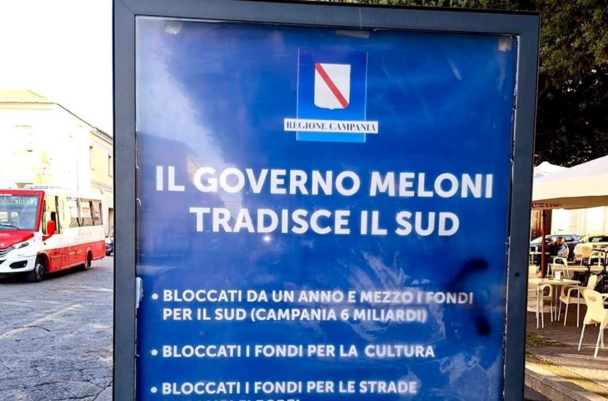 Manifesti anti-governo con il logo della Regione: l'ultimo attacco di De Luca