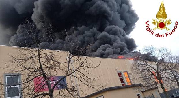 Incendio a Truccazzano, nel Milanese: in fiamme una ditta di materiale plastico
