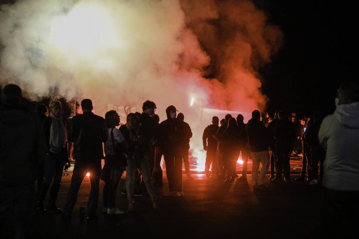 Calci e pugni per liberare l'immigrato: i centri sociali assaltano la volante della polizia a Torino