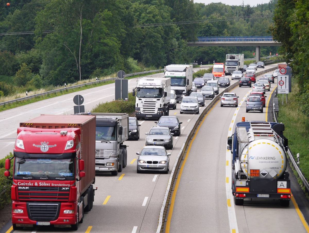 "10 milioni di camion in più in strada". La direttiva Ue che affossa il green