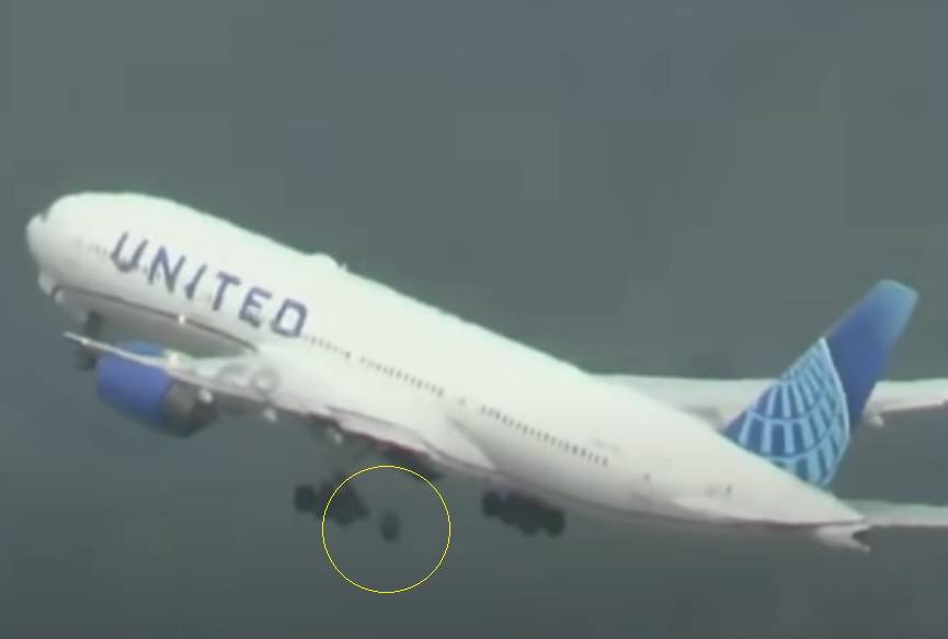 Il pneumatico del Boeing 777 cade dopo il decollo: il video choc