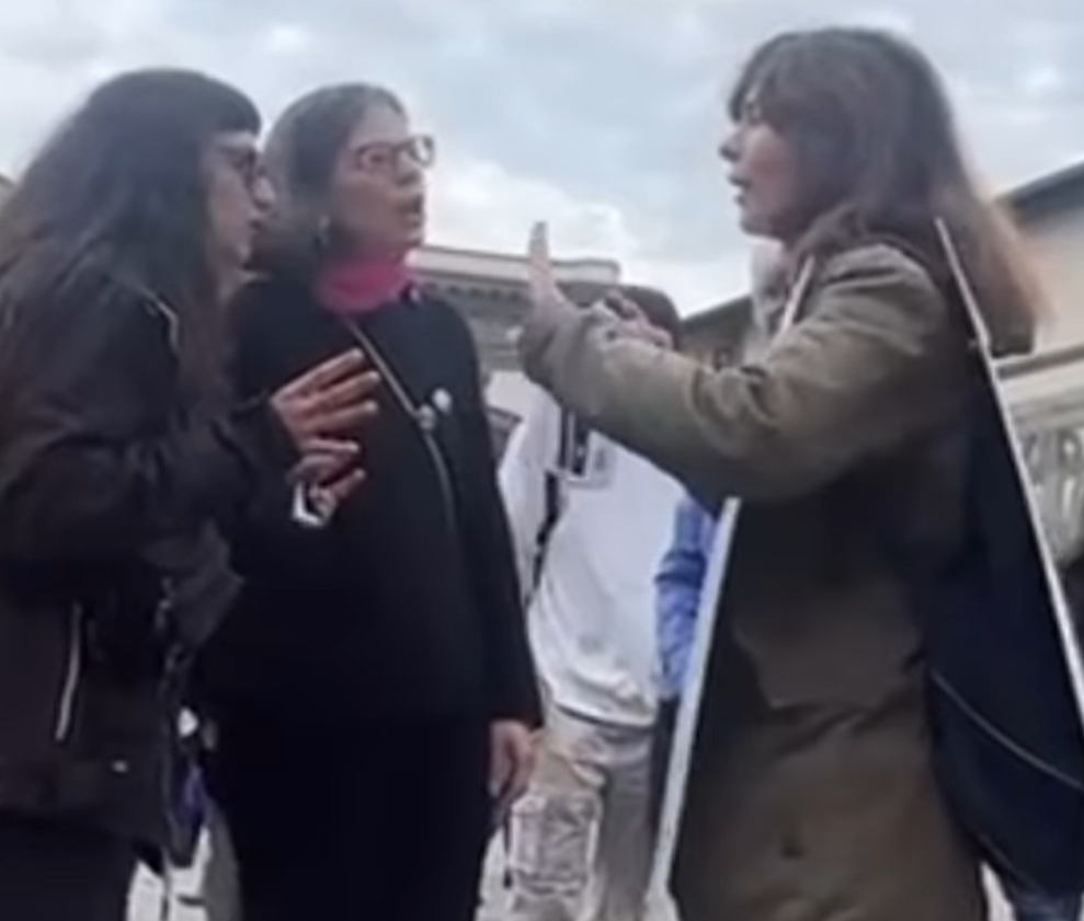 Manifesta contro Hamas, le femministe la cacciano dalla piazza