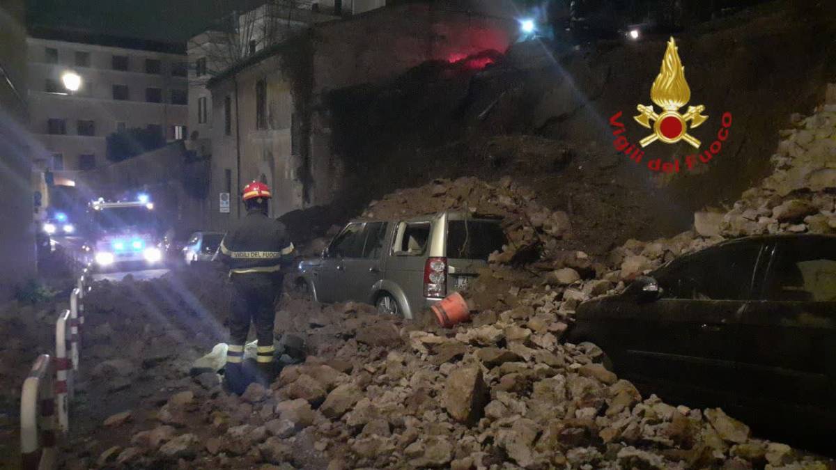Crolla un muro in centro a Roma: auto sepolte sotto le macerie
