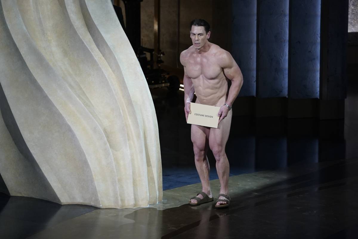John Cena nudo agli Oscar per la consegna del premio per i Migliori Costumi