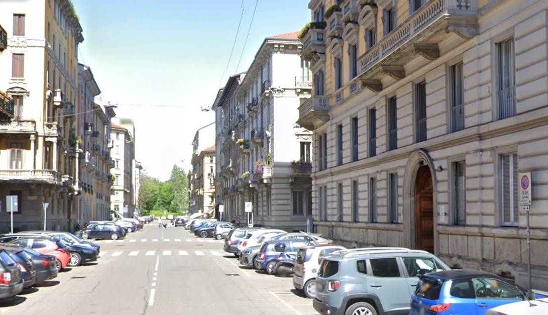 Aggredita e scaraventata a terra in pieno centro. La rapina da incubo a Milano