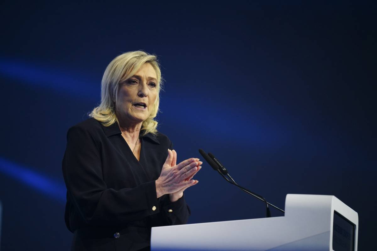 Il rap contro Le Pen. "Cagna in calore"