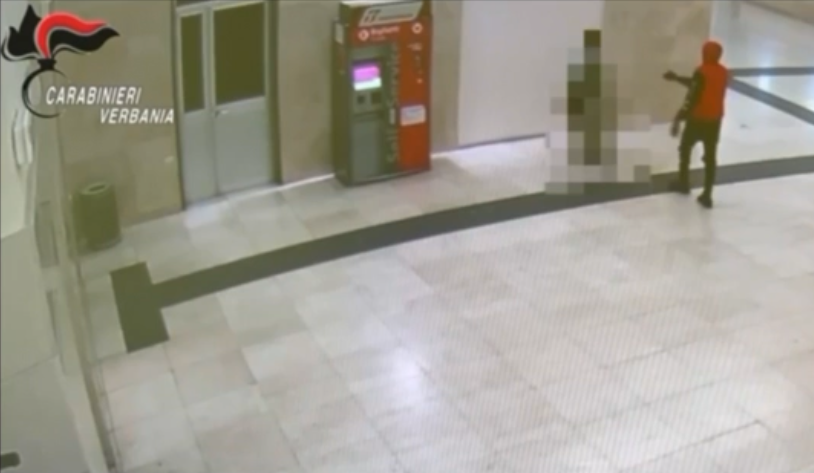 Domodossola, la trascina nel palazzo e la butta a terra: immigrato arrestato mentre la stupra