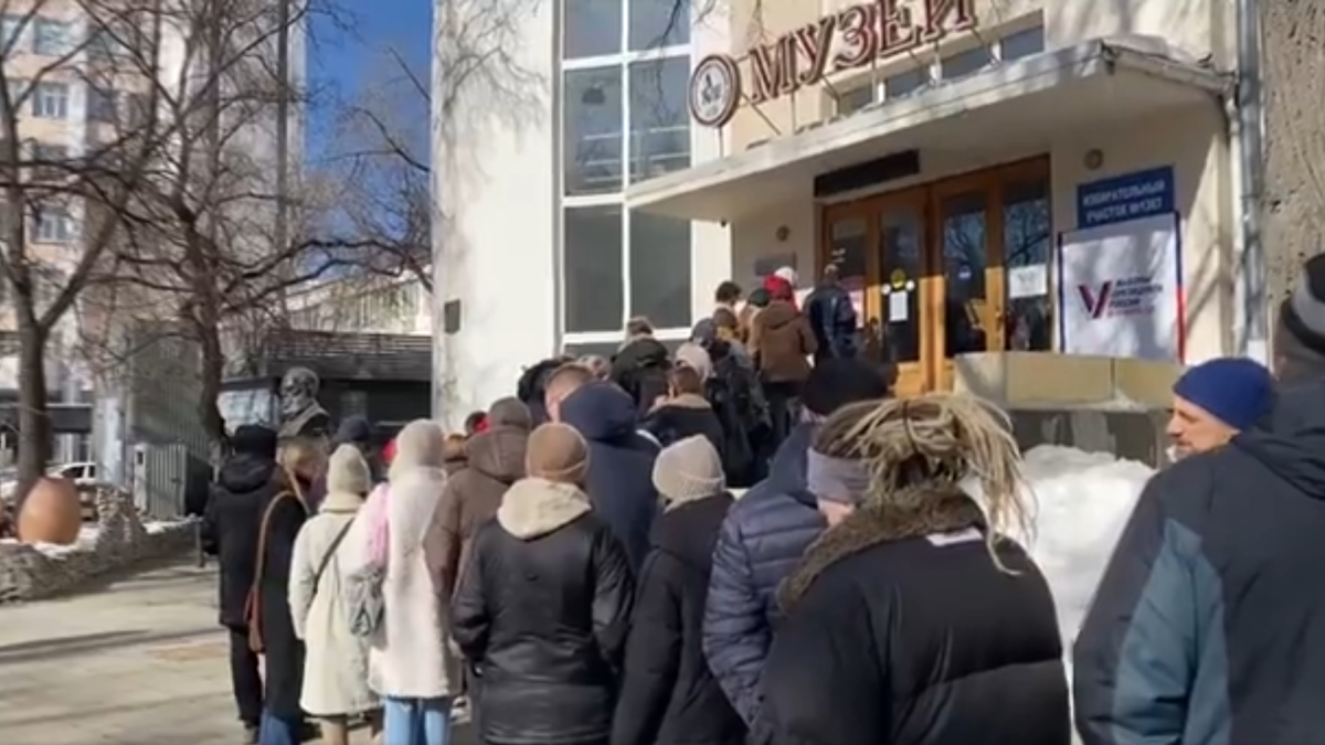 Russia, terzo giorno di voto: incombe il "Mezzogiorno contro Putin"