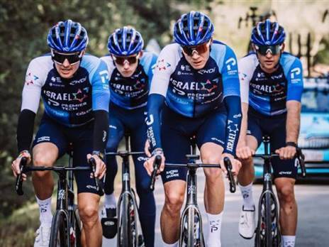Troppo alto il rischio di aggressioni: via la scritta "Israel" dal team di ciclismo