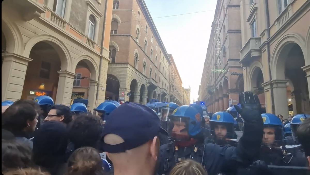 "Fascisti di m...". Interrompono il ministro, poi gli scontri. Tensione all'università di Bologna