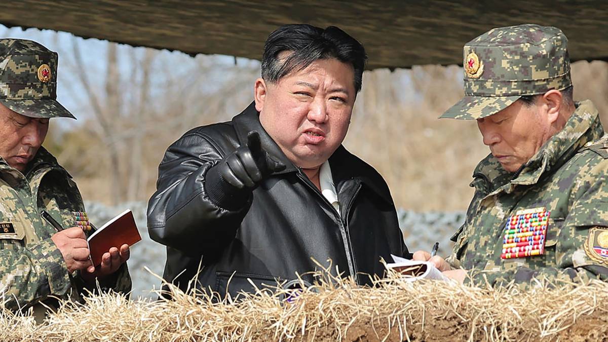 L'ispezione alle truppe poi il segnale di Kim: "Esercito pronto, piena mobilitazione"